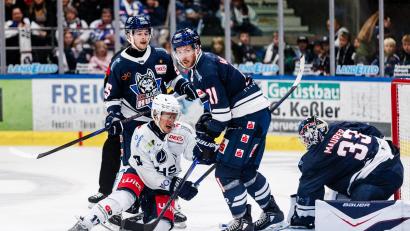 Bild: JMD Photographie
Zach Tsekos (weißes Trikot) und die Blue Devils Weiden unterlagen am Sonntagabend mit 2:5 bei den Kassel Huskies.
