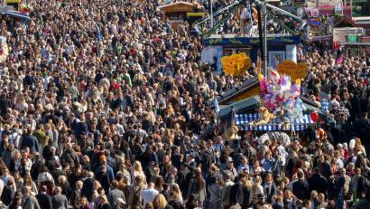 Bild: Peter Kneffel/dpa
Gleich an zwei Tagen musste die Wiesn wegen Überfüllung geschlossen werden.