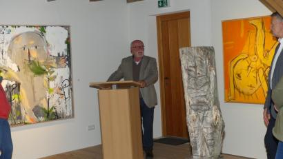 Bild: rn
"Mit ihrem Besuch bekunden Sie ihre Verbundenheit mit dem Heimatverein und ihr Interesse an Leo Schötz und dessen zeitgenössischem Kunstschaffen", sagte Karlheinz Keck, umgeben von Werken von Leo Schötz.