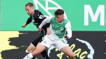 Bild: Daniel Löb/dpa
Hannover-Profi Maurice Neubauer (links) und der Fürther Lukas Reich kämpfen um den Ball.
