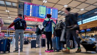 Bild: Michael Ukas/dpa
Der Hackerangriff legte am BER elektronische Systeme lahm, die für die Passagier- und Gepäckabfertigung genutzt werden. (Archivbild)