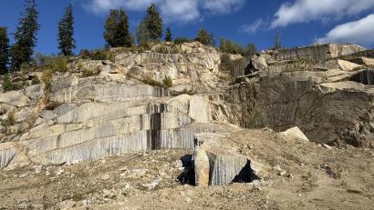 Bild: mgo
Im Frühjahr 2024 endete der Granitabbau im früheren KZ-Steinbruch am Wurmstein. So sieht der stillgelegte Steinbruch heute aus.