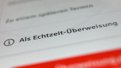 Bild: Karl-Josef Hildenbrand/dpa
Innerhalb von Sekunden ist das Geld von einem aufs andere Konto überwiesen. (Symbolbild)
