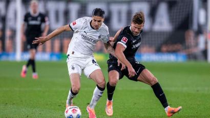 Bild: David Inderlied/dpa
Gladbach und Freiburg lieferten sich packende Zweikämpfe.