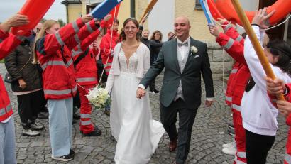 Bild: kro
Freudestrahlend verlassen Simone und Sebastian Hecht die Plößberger Pfarrkirche und durchschreiten ein Ehrenspalier der Wasserwacht Weiden.