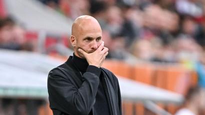 Bild: Harry Langer/dpa
Was nun? VfL-Coach Paul Simonis reagiert in Augsburg sauer.