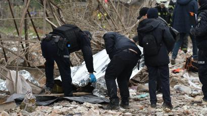 Bild: Mykola Tys/AP/dpa
Russischer Nachtangriff trifft die Ukraine.