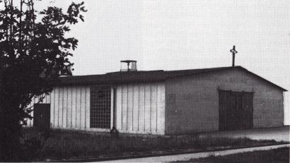Archivbild: Archiv Pfarrei St. Michael Amberg
Eine Außenansicht der Notkirche St. Michael. Im Oktober 1965 wurde sie eingeweiht, das Bild stammt aus dem Jahr 1970. Das 60. Jubiläum der Kirche will die Pfarrei nun feiern.