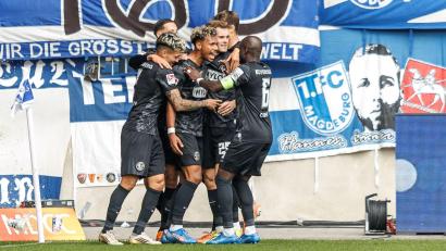 Bild: Andreas Gora/dpa
Bambase Conte (3.v.l) trifft zum 1:0 für Elversberg beim 1. FC Magdeburg.