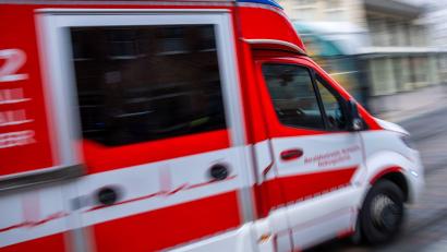 Bild: Jens Büttner/dpa
Rettungskräfte bringen die drei Verletzten in eine Klinik. (Symbolbild)
