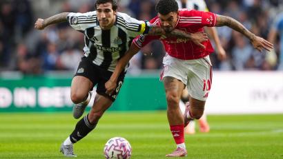 Bild: Owen Humphreys/PA Wire/dpa
Sandro Tonali (links) setzte sich mit Newcastle gegen Nottingham durch.