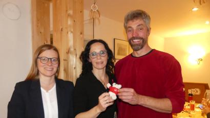 Bild: rn
Thomas Ott übergab Karoline Forster einen "Glücksbär", den er 2019 von Peter Lehr erhalten hatte. SPD-Landtagsabgeordnete Nicola Bäumler (links) dankte Forster für deren bisherige konstruktive und vertrauensvolle Zusammenarbeit.