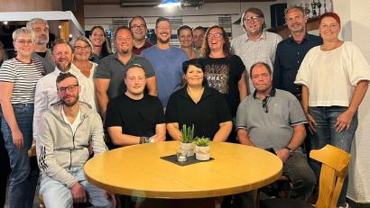Bild: SPD-Ortsverein Poppenricht-Traßlberg
Die stellvertretende SPD-Kreisvorsitzende Lisa Hartinger (links) gratulierte den einstimmig gewählten Poppenrichter Gemeinderatskandidaten zu ihrer Nominierung.