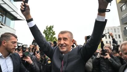 Bild: Øíhová Michaela/CTK/dpa
Der Vorsitzende der Oppositionsbewegung ANO, Andrej Babis, reagiert nach der Bekanntgabe des Wahlergebnisses.