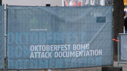 Bild: Michael Faulhaber/dpa
Die Wiesn war wegen einer Bombendrohung gesperrt - und konnte erst nach umfangreichen Absuchmaßnahmen wieder öffnen.