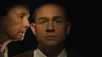 Bild: -/Netflix/dpa
Ein Mörder und seine Mutter:  „Monster: Die Geschichte von Ed Gein“