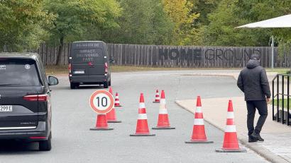 Bild: Klaus Bergmann/dpa
Treffpunkt Franken: Der erkrankte Nick Woltemade saß in keinem der Kleinbusse, die in Herzogenaurach vorfuhren.