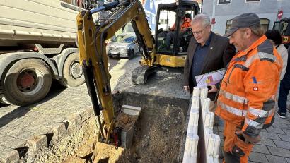 Bild: Lara Schmaus, Stadt Schwandorf
Oberbürgermeister Andreas Feller (links) informiert sich bei einem Besuch in der Breite Straße in Schwandorf über den Fortschritt der Baustelle.