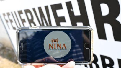 Symbolbild: Arne Dedert/dpa
Die Nina-Warn-App informierte am Mittwochnachmittag über einen Gasaustritt im Industriegebiet Kemnath-West,