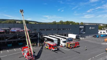 Bild: fpoz
70 Feuerwehrler mit zwölf Einsatzfahrzeugen kamen zum Fahrrad- und Logistikzentrum der Firma Cube in Waldershof. Das Übungsszenario sah einen Brand in der großen Halle vor.