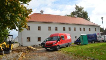 Bild: dob
Mächtig Betrieb herrscht aktuell am Kavaliersgebäude in Vohenstrauß. Die Sanierungsarbeiten waren nach einem Wasserschaden im Fußbodenbereich ins Stocken geraten. Der Einzugstermin muss erneut verschoben werden.