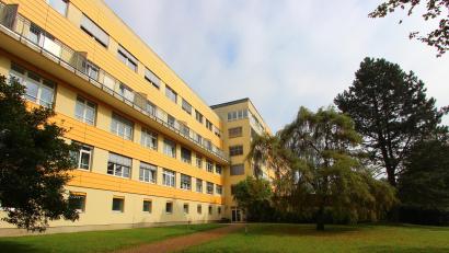 Bild: Kliniken Nordoberpfalz AG
Im Tirschenreuther Krankenhaus ist für Besucher am Tag der offenen Tür spannendes Programm geboten: Von lehrreichen und informativen Vorträgen bis hin zur Möglichkeit, selbst minimalinvasive Chirurgie auszuprobieren oder einen Rettungswagen zu besichtigen.