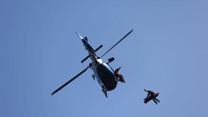 Bild: Matthias Bein/dpa
Der 40-Jährige verbrachte die Nacht bei Kälte und Schnee alleine auf dem Berg. (Symbolbild)