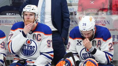 Bild: Nathan Denette/The Canadian Press/AP/dpa
Bleibt bei den Oilers: Connor McDavid (97). Leon Draisaitl freut's.