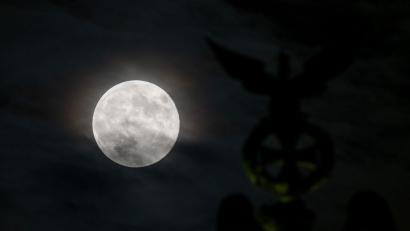 Bild: Soeren Stache/dpa
Der Mond kommt der Erde näher. (Archivbild)