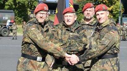 Bild: gsp
Regimentskommandeur Oberst Matthias Kampf (Bildmitte) übergibt das Kommando über das Logistikbataillon 472 von Oberstleutnant Martin Hillebrand (rechts) an Oberstleutnant René Urbach (links).