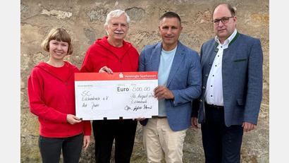 Bild: Susanne Schubert
Susanne und Reinhold Schubert (von links) freuen sich über die 500-Euro-Spende, die ihnen Bürgermeister Marcus Gradl und Sparkassen-Vorstandsmitglied Johann Zach übergeben.