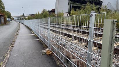 Bild: ge
Die Bahn hat einen 400 Meter langen Metallzaun in Rosenberg zwischen Bahnhof und Bahnweg errichtet.