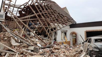 Bild: René Priebe/dpa
Die Ursache für die Explosion war zunächst unklar.