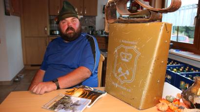 Bild: sne
Michael Preuschl hat den Brauchtumsverein "Dumbacher G'sindl" ins Leben gerufen. Mit der Kuhglocke nimmt er regelmäßig am Wolfsauslassen in Bodenmais teil.