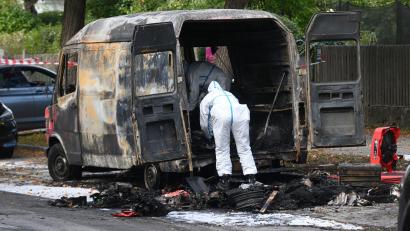 Bild: Felix Hörhager/dpa
Mehrere Autos wurden angezündet (Archivbild).