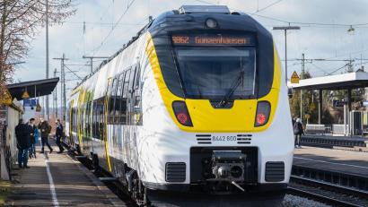 Bild: Nicolas Armer/dpa
Bahnfahrer in Mittel- und Unterfranken müssen sich bis Dezember wegen Bauarbeiten auf Einschränkungen einstellen. Unter anderem wird der Bahnhof Gunzenhausen (Bild) barrierefrei ausgebaut. (Archivfoto)