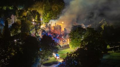 Bild: Lars Haubner/News5/dpa
Das ehemalige Jagdschloss auf dem Gelände des Regensburger Golf- und Landclubs steht in Flammen. Dabei ist ein Schaden in Millionenhöhe entstanden, wie die Polizei mitteilte.