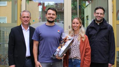Bild: Regina Schatz
Bei der Kindertageseinrichtung St. Michael gab es einen Leitungswechsel (von links): Bürgermeister Hermann Böhm, Michael Kraus, Barbara Weiß und Pfarrer Dominik Mitterer.