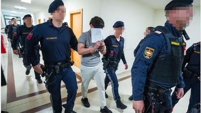 Bild: Georg Hochmuth/APA/dpa
Eine Jugendgruppe soll eine Lehrerin vergewaltigt haben - nun stehen die jungen Männer vor Gericht.