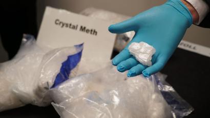 Symbolbild: Frank Bründel/Citynewstv/dpa/Archivbild
Eine kriminelle Bande aus der Oberpfalz soll mit Crystal Meth und Schusswaffen gehandelt haben. Vor dem Landgericht in Amberg muss sich nun die Partnerin des mutmaßlichen Bandenchefs verantworten.
