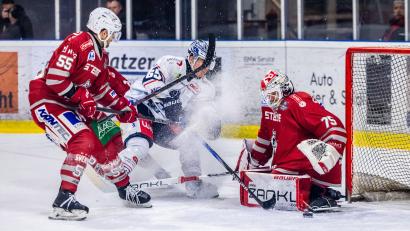 Bild: Tobias Neubert
Eine Szene aus dem Duell der Eisbären Regensburg mit den Blue Devils Weiden in der Vorsaison 2024/25.