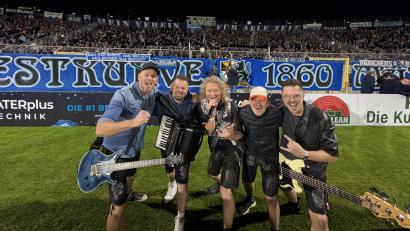 Bild: Diana Buchholz
Die Troglauer standen in der Halbzeitpause des Wiesn-Heimspiels des TSV 1860 München gegen Viktoria Köln vor 15.000 Fußball-Fans auf dem Rasen im Grünwalder Stadion.