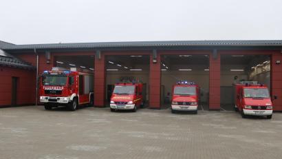 Bild: lei
Erstmals rückten alle vier Einsatzfahrzeuge der neuen Gemeindefeuerwehr von Edelsfeld miteinander ein ins neue Gerätehaus.