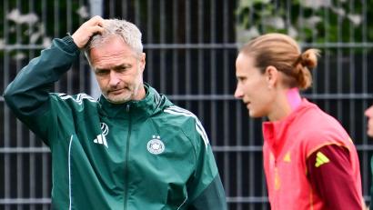 Bild: Sebastian Christoph Gollnow/dpa
Was tun in der Torfrau-Frage? DFB-Trainer Christian Wück (l.) und Stammkeeperin Ann-Katrin Berger.