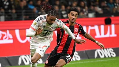 Bild: Arne Dedert/dpa
Frankfurts Nathaniel Brown (rechts) und Münchens Michael Olise im Zweikampf. Der Kümmersbrucker Brown steht kurz vor dem Debüt als A-Nationalspieler.