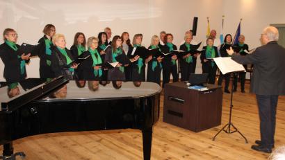 Bild: kro
Der Kammerchor der Kreismusikschule unter der Leitung von Helmut Burkhardt (rechts) imponierte unter anderem mit "Es stunden drei Rosen".