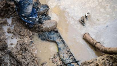 Symbolbild: Nicolas Armer/dpa
Wegen eines Wasserrohbruchs ist eine Straße in Neustadt/WN gesperrt.