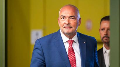 Bild: Peter Kneffel/dpa
Muss wieder vor Gericht: der ehemalige CDU-Bundestagsabgeordnete Axel Fischer.