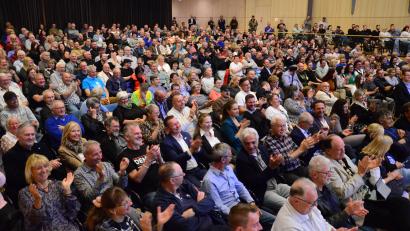 Bild: Kunz
Lachende Gesichter und Applaus zeugen von guter Stimmung im Saal beim AfD-Bürgerdialog in der Max-Reger-Halle in Weiden.