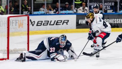 Bild: JMD Photographie
Tyler Ward (rechts) trägt nicht nur den Goldhelm als bester Scorer der Blue Devils Weiden. Mit neun Punkten ist der Kanadier seit Sonntag Top-Scorer der gesamten DEL2.